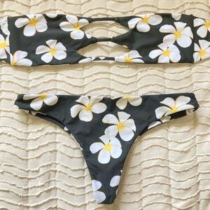 kammies benoa set m top (fits me and im a xs/s)
s bottom
SELL OR TRADE